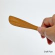斧折樺の木製バターナイフ小　手に持った時