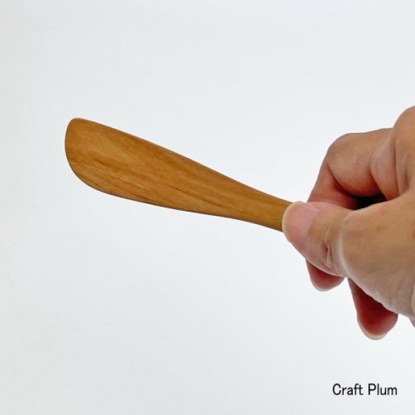 斧折樺の木製バターナイフ小　手に持った時